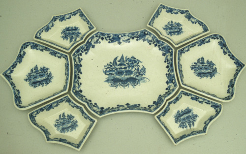 decoro floreale (PIATTO DA PARATA - elemento di rysttafelstel, elemento d'insieme) - manifattura Antonibon (seconda metà XVIII)