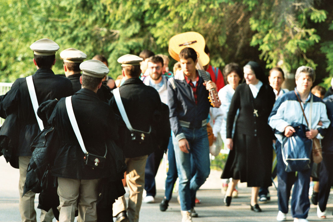 Pubblico della messa - Val Visdende (negativo) di Ceolin, Elio (ultimo quarto sec. XX)