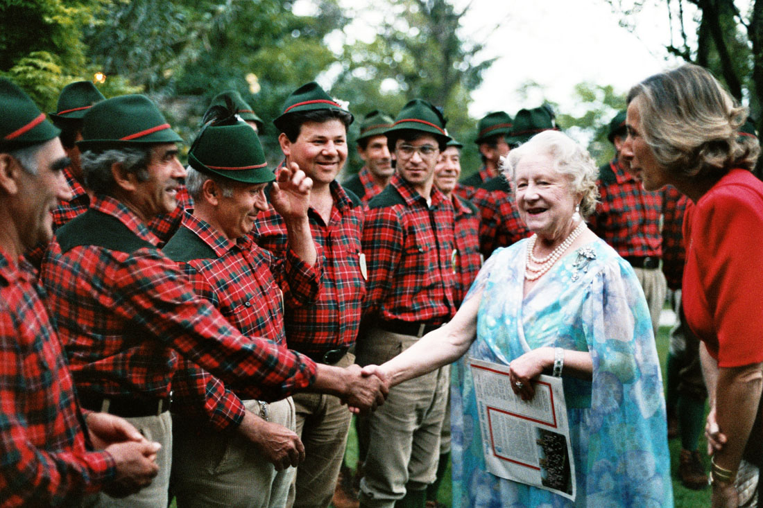 Coro Alpini - Visita Regina Madre - Asolo (negativo) di Ceolin, Elio (ultimo quarto sec. XX)