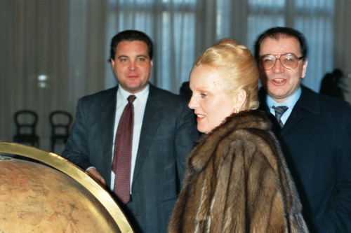 Katia Ricciarelli - mappamondo - Venezia (negativi) di Ceolin, Elio (ultimo quarto sec. XX)