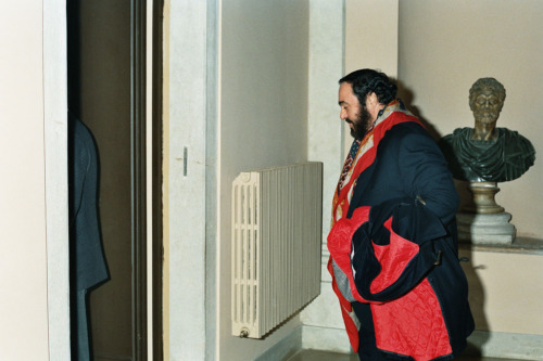 Luciano Pavarotti - interno palazzo - Venezia (negativi) di Ceolin, Elio (ultimo quarto sec. XX)