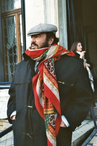 Luciano Pavarotti - primo piano su passerella - Venezia (negativi) di Ceolin, Elio (ultimo quarto sec. XX)