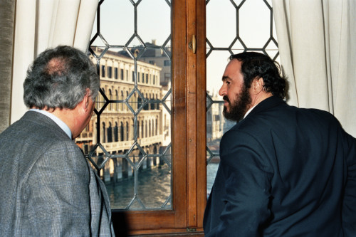 Luciano Pavarotti - Carlo Bernini alla finestra - Venezia (negativi) di Ceolin, Elio (ultimo quarto sec. XX)