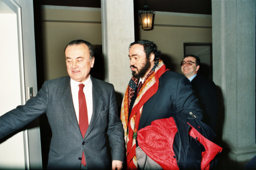 Luciano Pavarotti - accompaganto - Venezia (negativi) di Ceolin, Elio (ultimo quarto sec. XX)