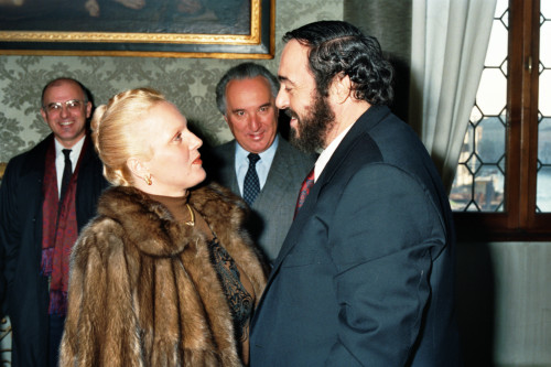 Luciano Pavarotti - discussione e sguardo con Katia Ricciarelli - Venezia (negativi) di Ceolin, Elio (ultimo quarto sec. XX)