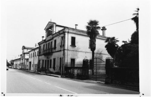 villa con pertinenze (, privata) - Vazzola (TV)  (XVI, Fine)