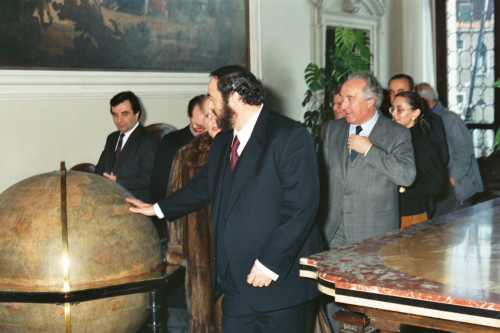 Luciano Pavarotti - Katia Ricciarelli e Carlo Bernini, mappamondo - Venezia (negativi) di Ceolin, Elio (ultimo quarto sec. XX)