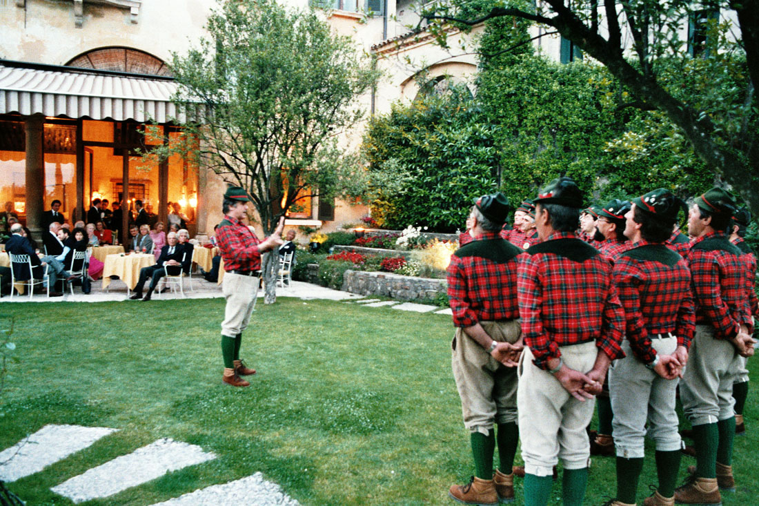 Coro Alpini - Visita Regina Madre - Asolo (negativo) di Ceolin, Elio (ultimo quarto sec. XX)
