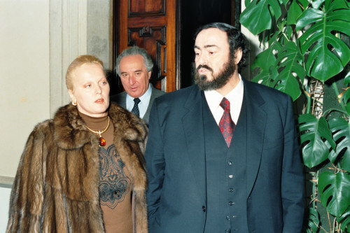 Luciano Pavarotti - Katia Ricciarelli discussione di spalle - Venezia (negativi) di Ceolin, Elio (ultimo quarto sec. XX)