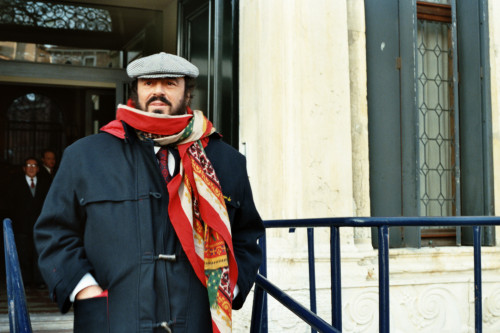 Luciano Pavarotti - secondo primo piano uscita Palazzo Balbi - Venezia (negativi) di Ceolin, Elio (ultimo quarto sec. XX)