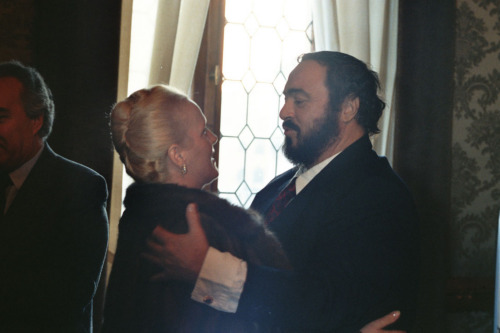 Luciano Pavarotti - abbraccio con Katia Ricciarelli - Venezia (negativi) di Ceolin, Elio (ultimo quarto sec. XX)