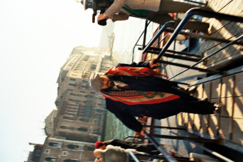 Luciano Pavarotti - si incammina sulla passerella - Venezia (negativi) di Ceolin, Elio (ultimo quarto sec. XX)