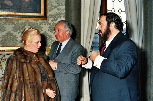 Luciano Pavarotti - alla finestra con Carlo Bernini e Katia Ricciarelli - Venezia (negativi) di Ceolin, Elio (ultimo quarto sec. XX)