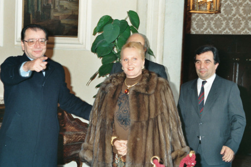 Katia Ricciarelli - all'interno del palazzo - Venezia (negativi) di Ceolin, Elio (ultimo quarto sec. XX)