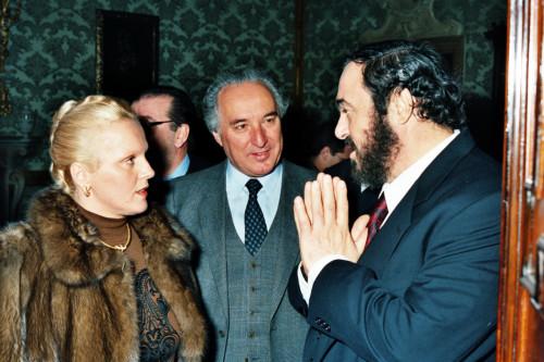 Luciano Pavarotti - mani giunte insieme a Katia Ricciarelli e Carlo Bernini- Venezia (negativi) di Ceolin, Elio (ultimo quarto sec. XX)