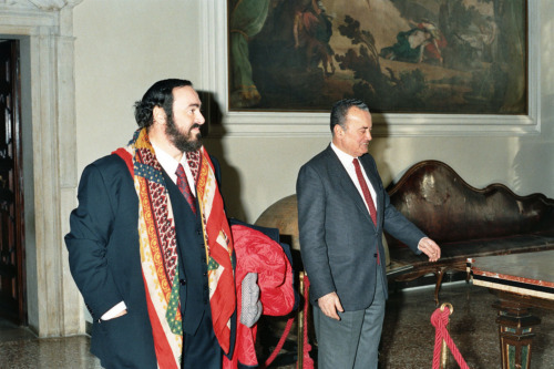 Luciano Pavarotti - all'interno di Palazzo Balbi - Venezia (negativi) di Ceolin, Elio (ultimo quarto sec. XX)