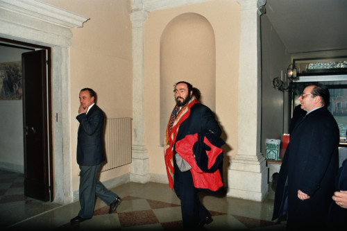 Luciano Pavarotti - all'interno di Palazzo Balbi - Venezia (negativi) di Ceolin, Elio (ultimo quarto sec. XX)