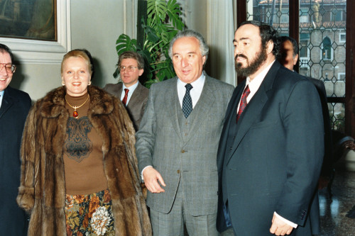 Luciano Pavarotti - Katia Ricciarelli e Carlo Bernini in posa - Venezia (negativi) di Ceolin, Elio (ultimo quarto sec. XX)