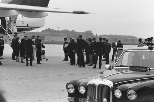 Aeroporto - Visita Regina Madre - Treviso (negativo) di Ceolin, Elio (ultimo quarto sec. XX)