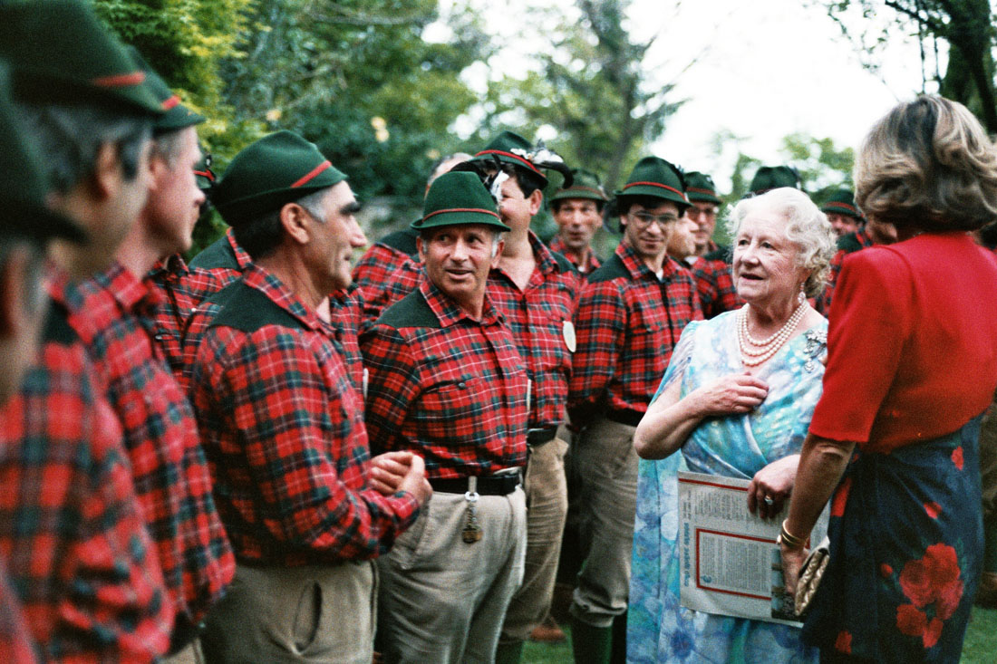 Coro Alpini - Visita Regina Madre - Asolo (negativo) di Ceolin, Elio (ultimo quarto sec. XX)