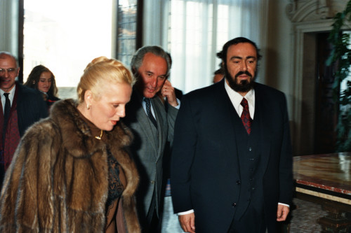 Luciano Pavarotti - Katia Ricciarelli, Carlo Bernini si incamminano - Venezia (negativi) di Ceolin, Elio (ultimo quarto sec. XX)