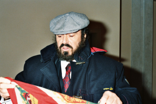 Luciano Pavarotti - primo piano con foulard - Venezia (negativi) di Ceolin, Elio (ultimo quarto sec. XX)