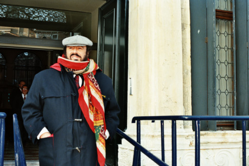 Luciano Pavarotti - primo piano uscita Palazzo Balbi - Venezia (negativi) di Ceolin, Elio (ultimo quarto sec. XX)