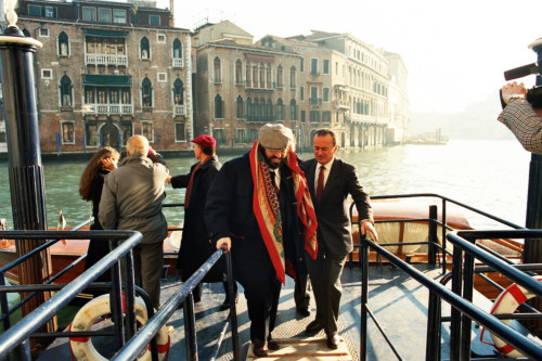 Luciano Pavarotti - accompagnato sulla passerella - Venezia (negativi) di Ceolin, Elio (ultimo quarto sec. XX)
