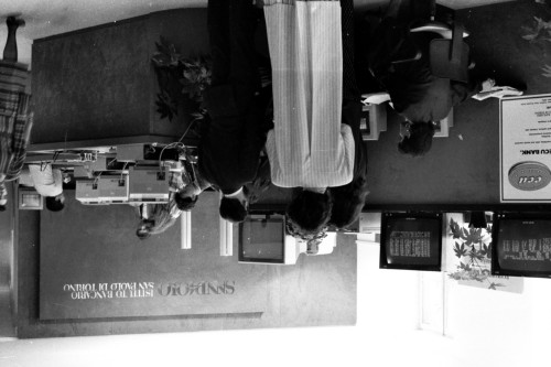 Aeroporto - Tessera - Interno - Persone (negativo) di Ceolin, Elio (studio fotografico) (ultimo quarto XX)