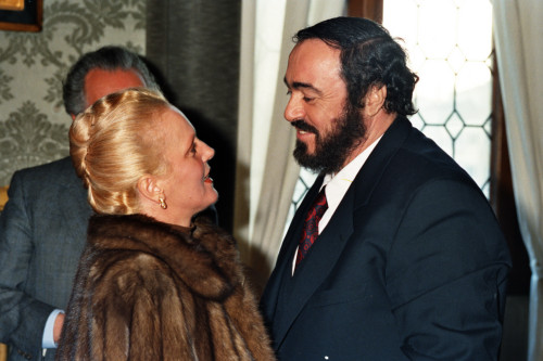 Luciano Pavarotti - sguardo con Katia Ricciarelli - Venezia (negativi) di Ceolin, Elio (ultimo quarto sec. XX)