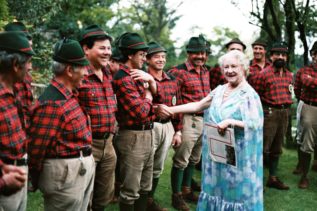 Coro Alpini - Visita Regina Madre - Asolo (negativo) di Ceolin, Elio (ultimo quarto sec. XX)