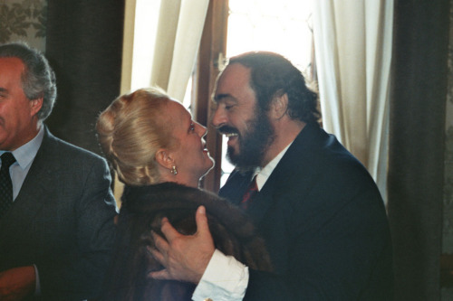 Luciano Pavarotti - primo bacio con Katia Ricciarelli - Venezia (negativi) di Ceolin, Elio (ultimo quarto sec. XX)