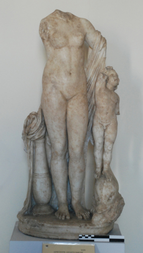 Afrodite ed Eros (statua femminile, statua femminile di Afrodite) - periodo romano/ età imperiale/ epoca adrianea-proto-antoniniana (metà sec. II d.C.)