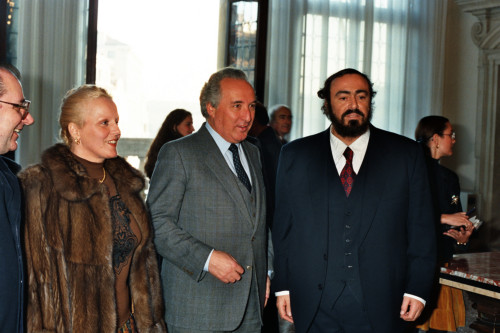 Luciano Pavarotti - Katia Ricciarelli, Carlo Bernini sorridono - Venezia (negativi) di Ceolin, Elio (ultimo quarto sec. XX)