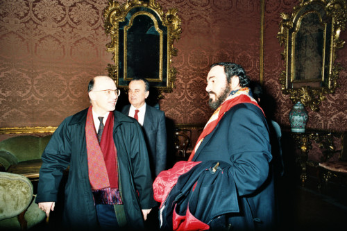 Luciano Pavarotti - discussione in una sala di Palazzo Balbi - Venezia (negativi) di Ceolin, Elio (ultimo quarto sec. XX)