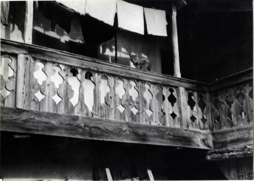 Poggiolo di una casa rurale, Molino di Bolzano bellunese (Belluno) (positivo) di Alpago Novello, Adriano (metà XX)