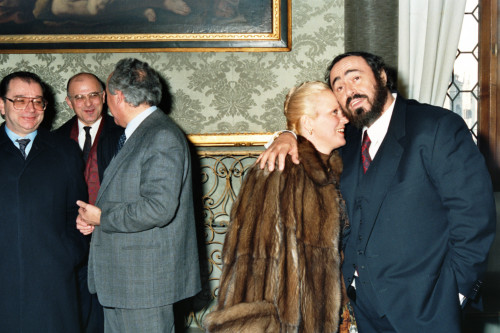 Luciano Pavarotti - abbraccio affettuoso con Katia Ricciarelli - Venezia (negativi) di Ceolin, Elio (ultimo quarto sec. XX)