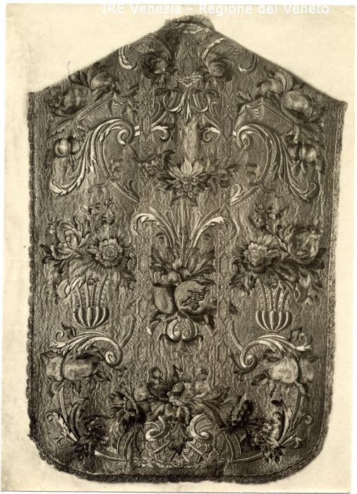 Paramenti liturgici: vesti  di Filippi, Tomaso (primo quarto XX)