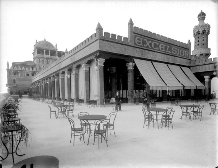 Lido di Venezia, terrazza dell'hotel Excelsior  di Filippi, Tomaso (XX)