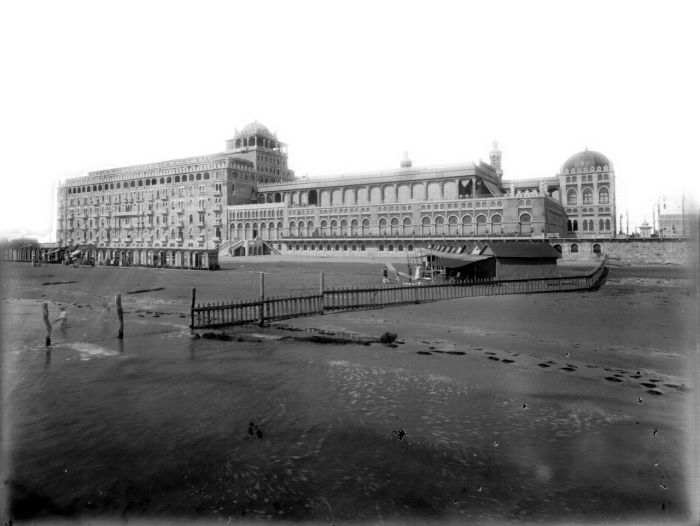 Lido di Venezia, hotel Excelsior dalla spiaggia  di Filippi, Tomaso (XX)