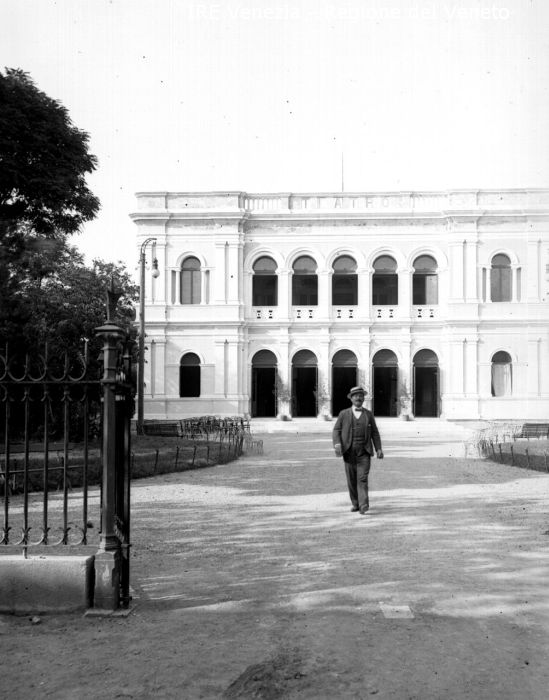 Lido di Venezia, il teatro, 1900  di Filippi, Tomaso (XX)
