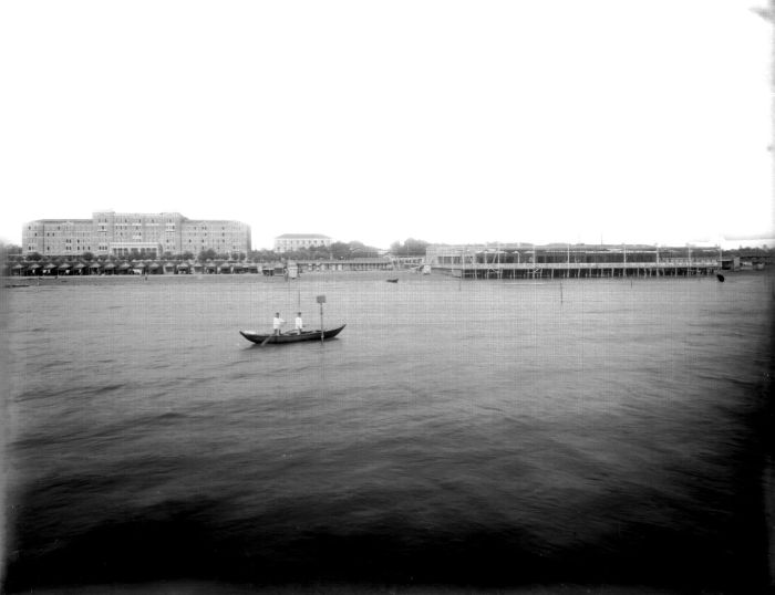 Lido di Venezia, veduta della spiaggia dell'hotel Des Bains dal mare  di Filippi, Tomaso (XX)