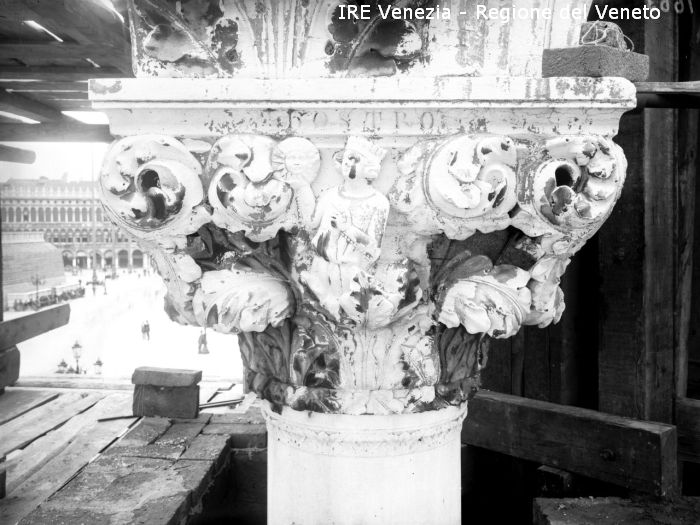 Venezia, palazzo Ducale, capitello delle logge durante dei lavori  di Filippi, Tomaso (XIX)