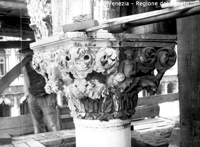 Venezia, palazzo Ducale, capitello delle logge durante dei lavori  di Filippi, Tomaso (XIX)