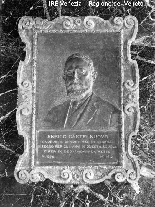 Venezia, Ca' Foscari, interno della scuola superiore di Economia e Commercio, bassorilievo raffigurante Enrico Castelnuovo  di Filippi, Tomaso (primo quarto XX)