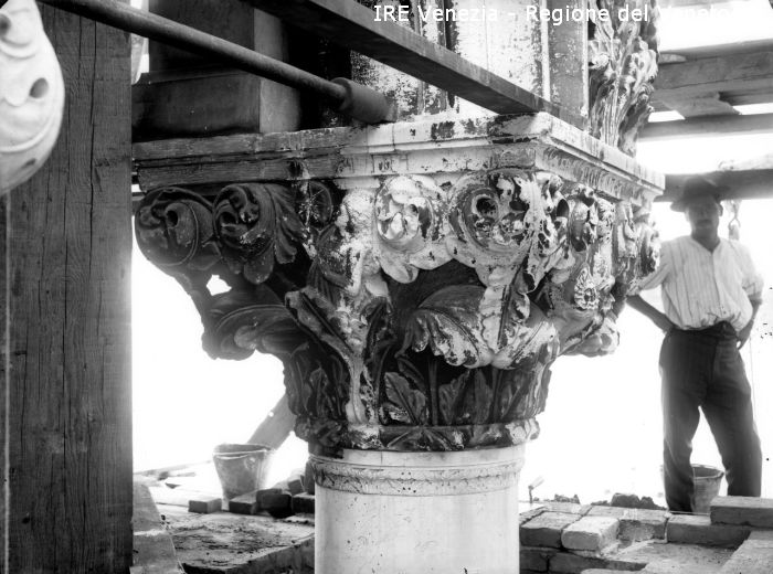 Venezia, palazzo Ducale, capitello delle logge durante dei lavori  di Filippi, Tomaso (XIX)