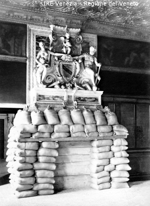 Venezia - Vita veneziana e lagunare - Prima guerra mondiale - Opere pubbliche - Opere di protezione - Palazzo Ducale, appartamento dogale: camino trincerato  di Filippi, Tomaso (primo quarto XX)