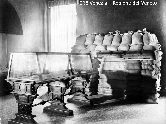 Venezia - Vita veneziana e lagunare - Prima guerra mondiale - Opere pubbliche - Opere di protezione - Palazzo Ducale: camino trincerato  di Filippi, Tomaso (primo quarto XX)