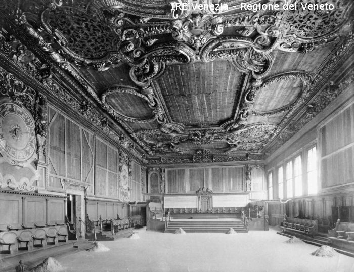 Venezia - Vita veneziana e lagunare - Prima guerra mondiale - Opere pubbliche - Opere di protezione - Palazzo Ducale: sala del Senato senza quadri  di Filippi, Tomaso (primo quarto XX)