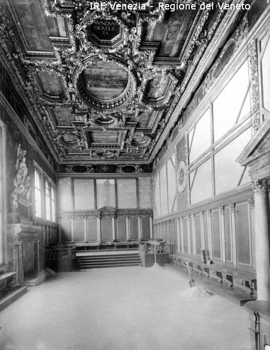 Venezia - Vita veneziana e lagunare - Prima guerra mondiale - Opere pubbliche - Opere di protezione - Palazzo Ducale: sala del Collegio senza quadri  di Filippi, Tomaso (primo quarto XX)